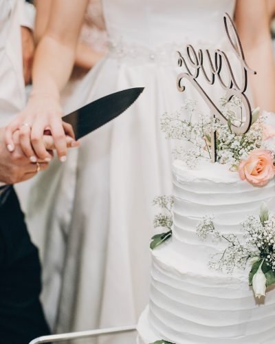 bride-and-groom-cutting-stylish-wedding-cake-at-wedding-reception